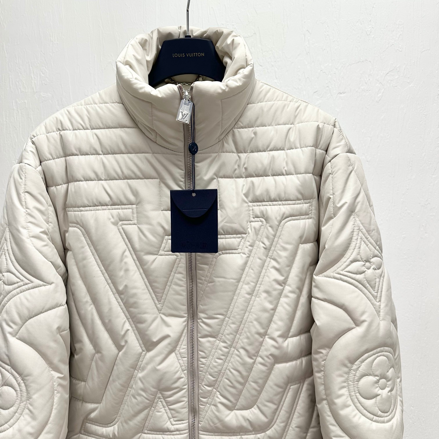 LV高仿立體壓花羽絨外套 冬季精品保暖高仿男裝外套｜歐美奢侈品精品推薦