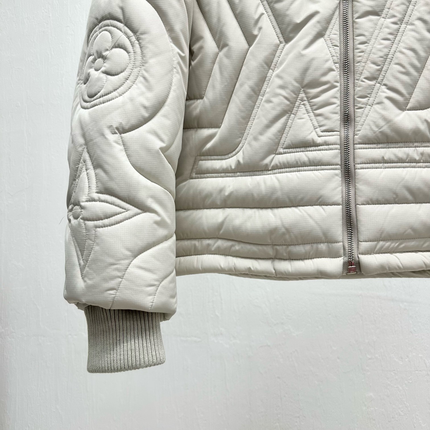 LV高仿立體壓花羽絨外套 冬季精品保暖高仿男裝外套｜歐美奢侈品精品推薦