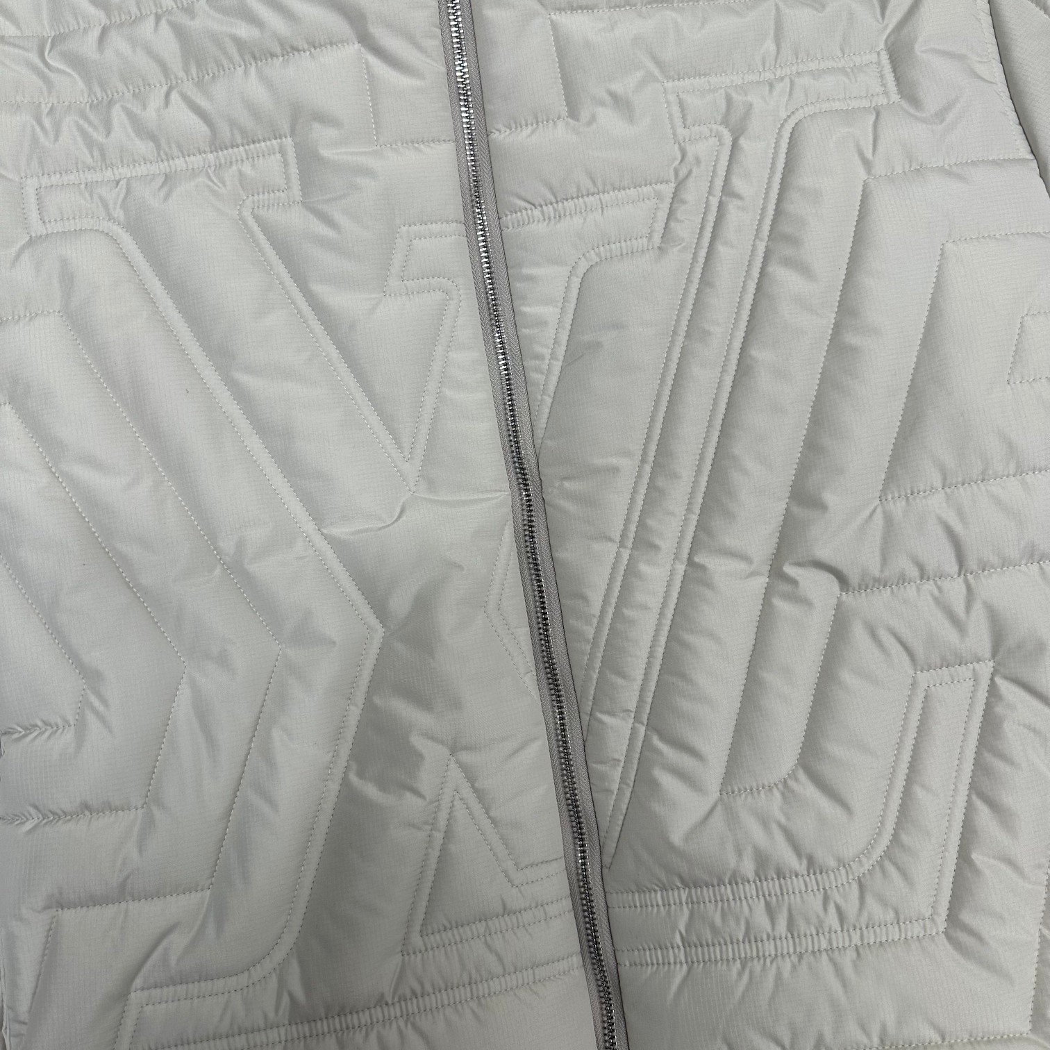 LV高仿立體壓花羽絨外套 冬季精品保暖高仿男裝外套｜歐美奢侈品精品推薦