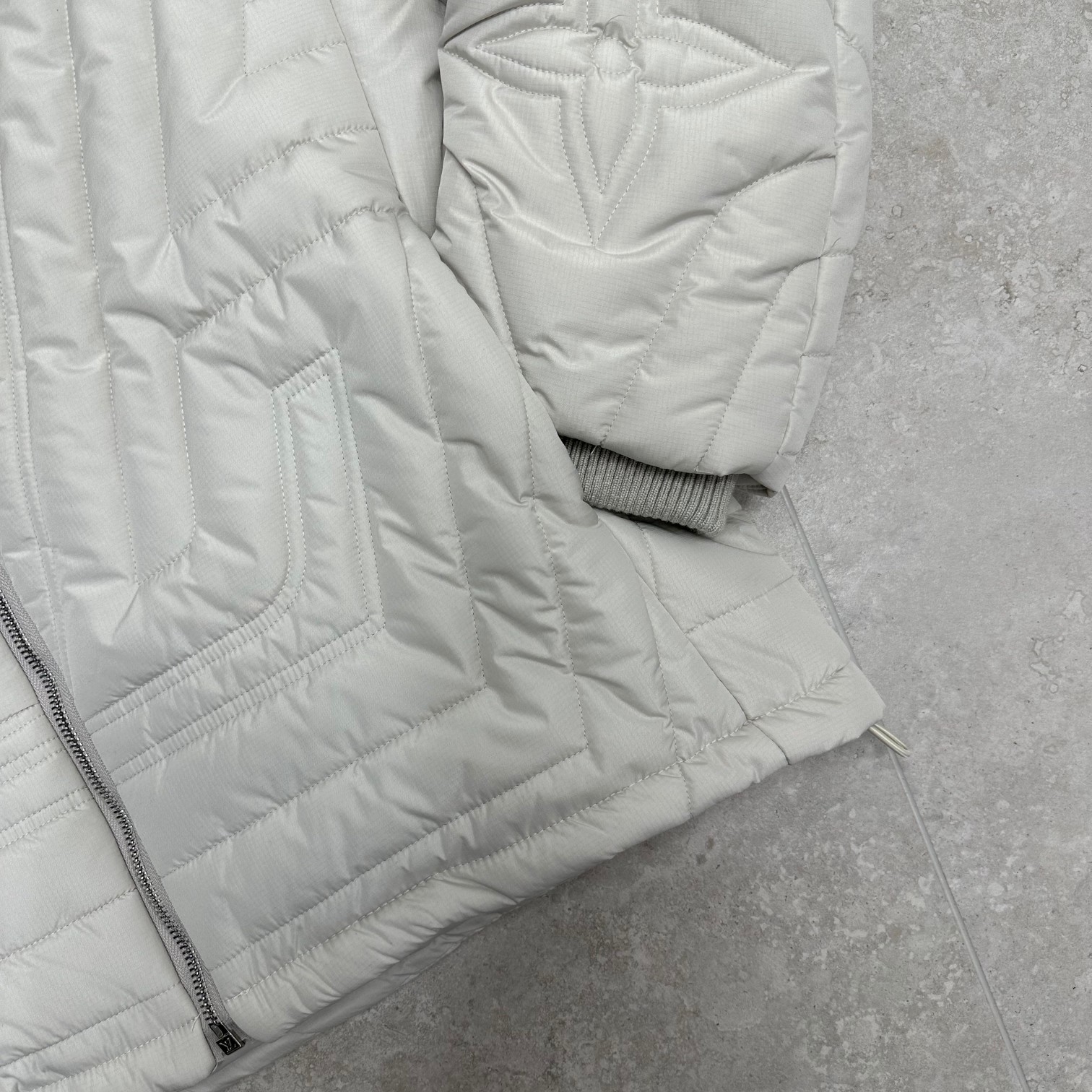 LV高仿立體壓花羽絨外套 冬季精品保暖高仿男裝外套｜歐美奢侈品精品推薦