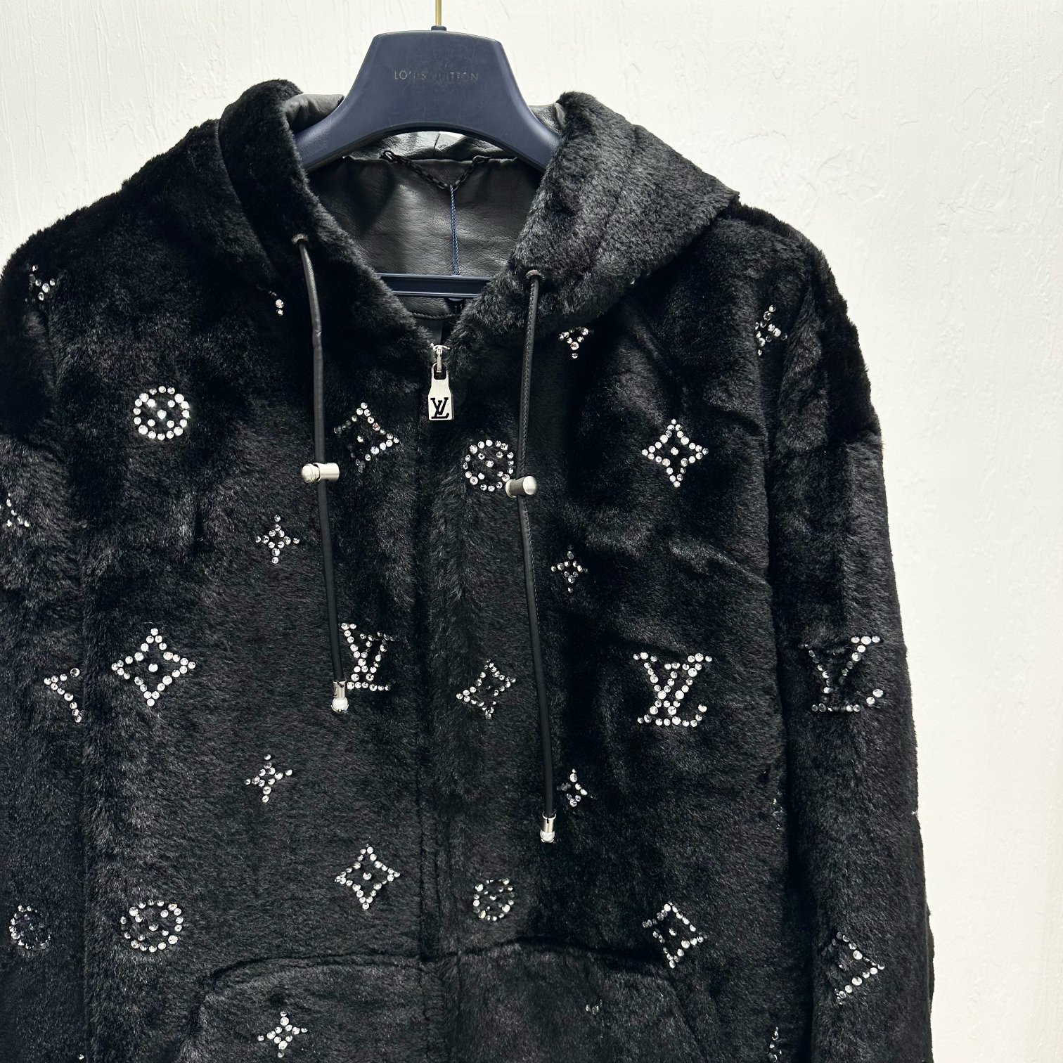LV一比一滿版絨面水鑽連帽外套 高仿精品冬季保暖款式｜歐美奢侈品精品推薦
