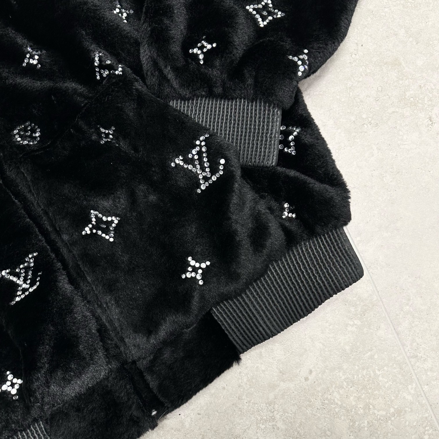 LV一比一滿版絨面水鑽連帽外套 高仿精品冬季保暖款式｜歐美奢侈品精品推薦