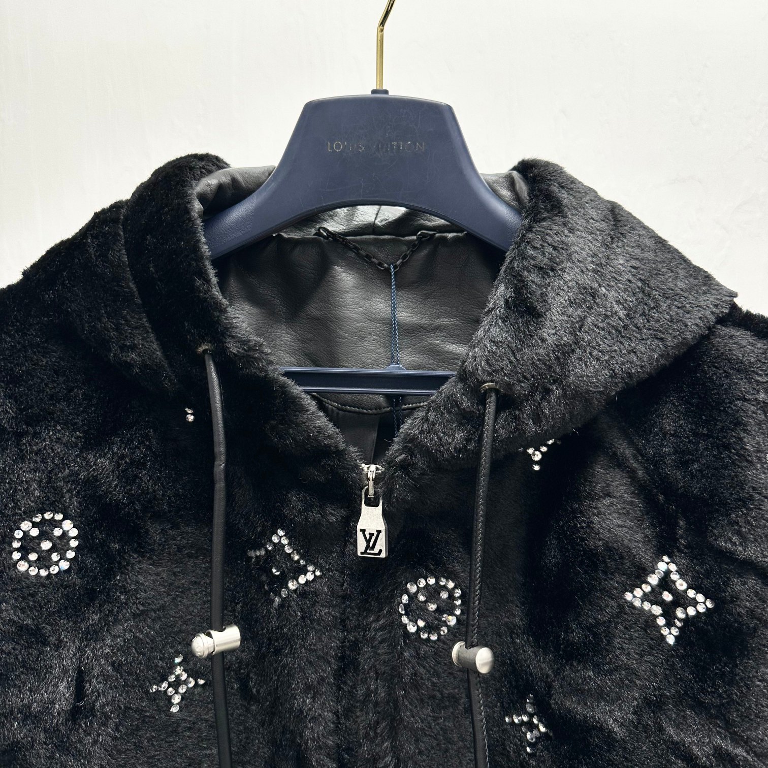LV一比一滿版絨面水鑽連帽外套 高仿精品冬季保暖款式｜歐美奢侈品精品推薦
