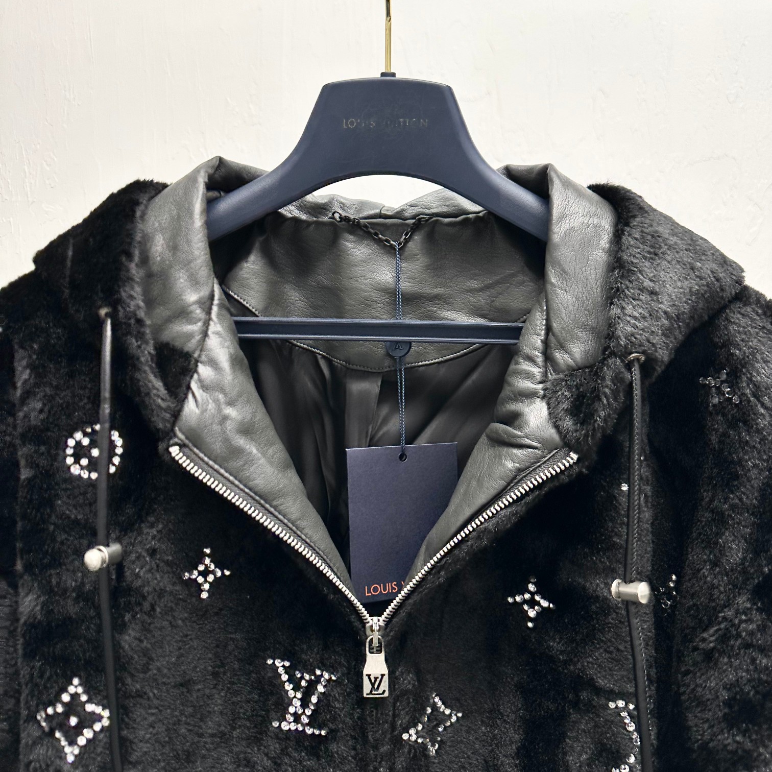 LV一比一滿版絨面水鑽連帽外套 高仿精品冬季保暖款式|超A仿原單精品圖片 14 LV一比一滿版絨面水鑽連帽外套 高仿精品冬季保暖款式|歐美奢侈品精品推薦