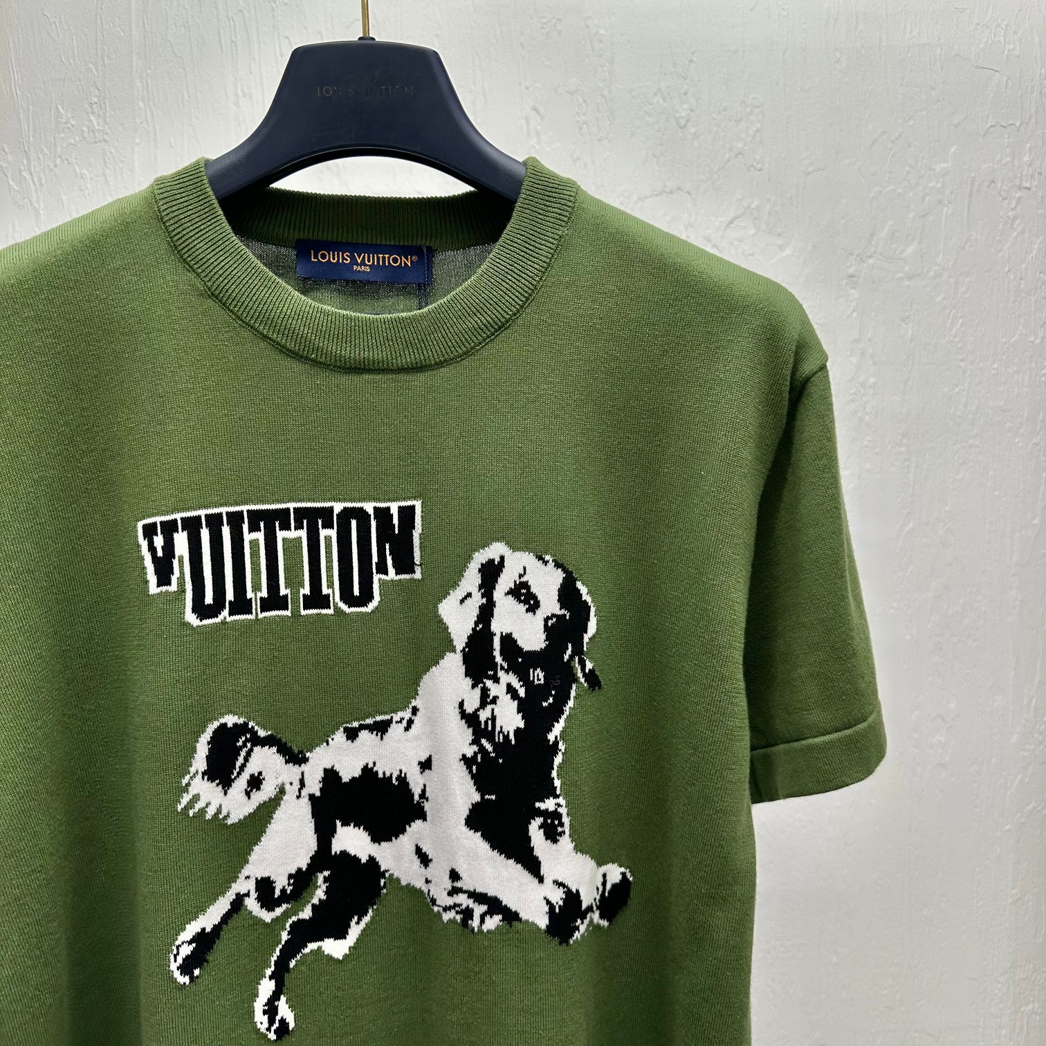 LV一比一T恤 狗狗刺繡短袖 上身潮感足 森林綠休閒高仿款｜歐美奢侈品精品推薦