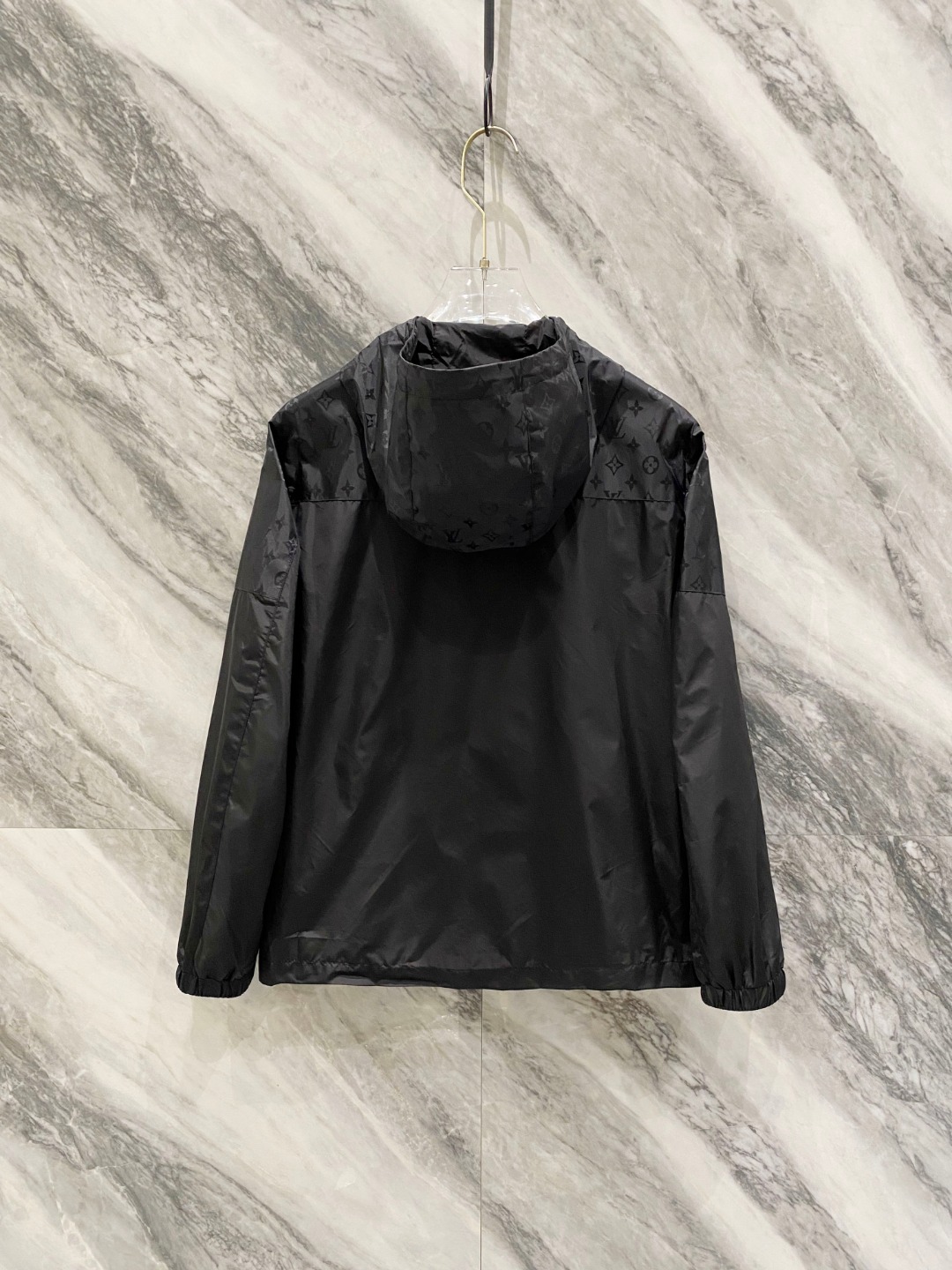 LV一比一黑色防風外套 輕薄連帽設計 百搭實用精品款式｜歐美奢侈品精品推薦