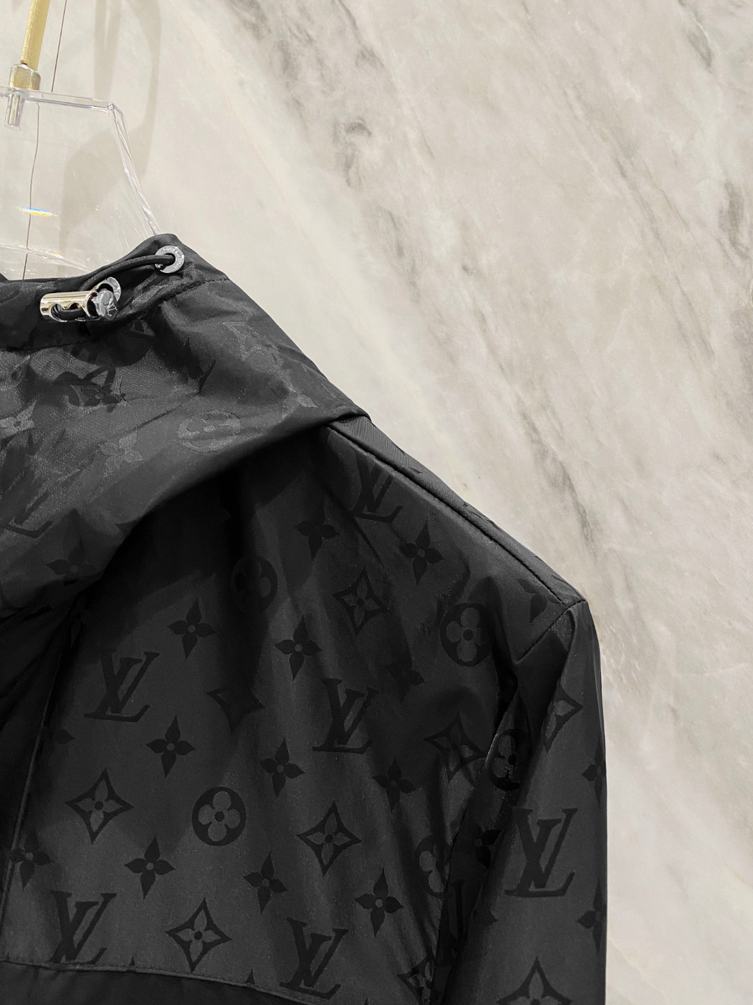 LV一比一黑色防風外套 輕薄連帽設計 百搭實用精品款式｜歐美奢侈品精品推薦