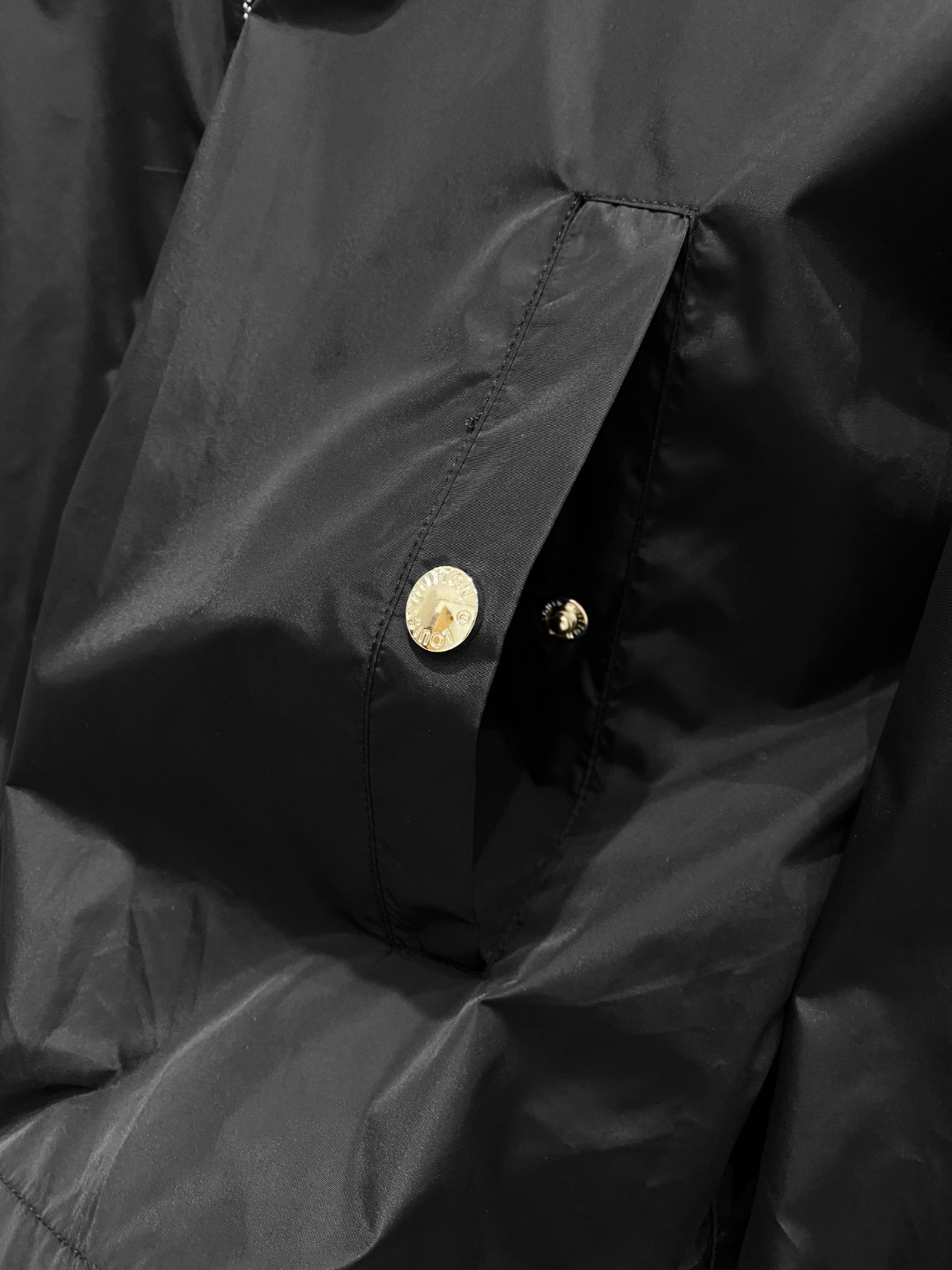 LV一比一黑色防風外套 輕薄連帽設計 百搭實用精品款式｜歐美奢侈品精品推薦