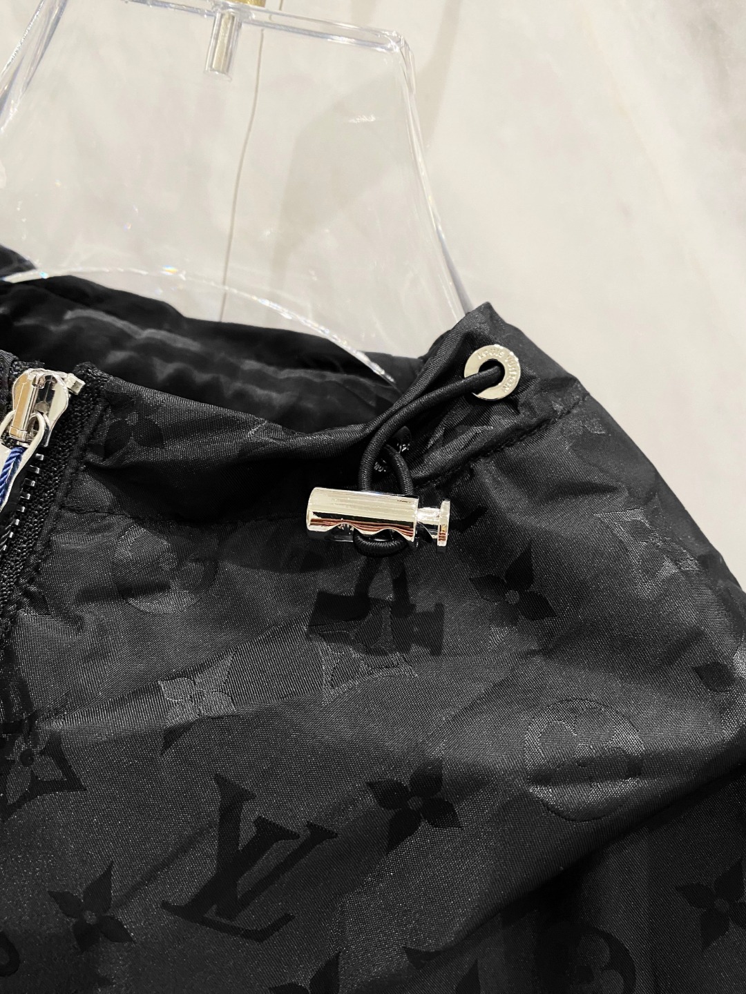 LV一比一黑色防風外套 輕薄連帽設計 百搭實用精品款式｜歐美奢侈品精品推薦