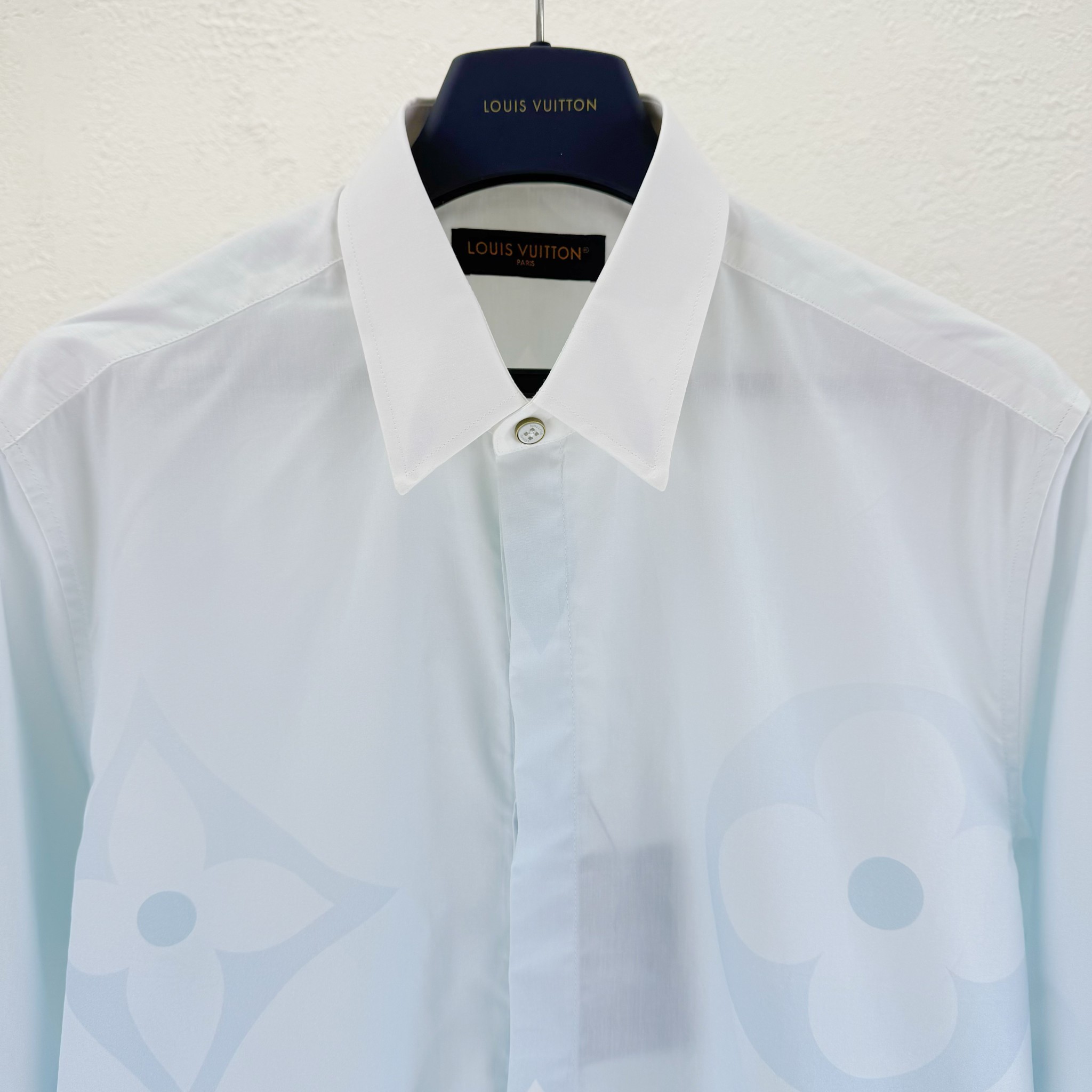 LV一比一長袖襯衫 淺藍Monogram壓花圖騰 商務修身百搭款｜歐美奢侈品精品推薦