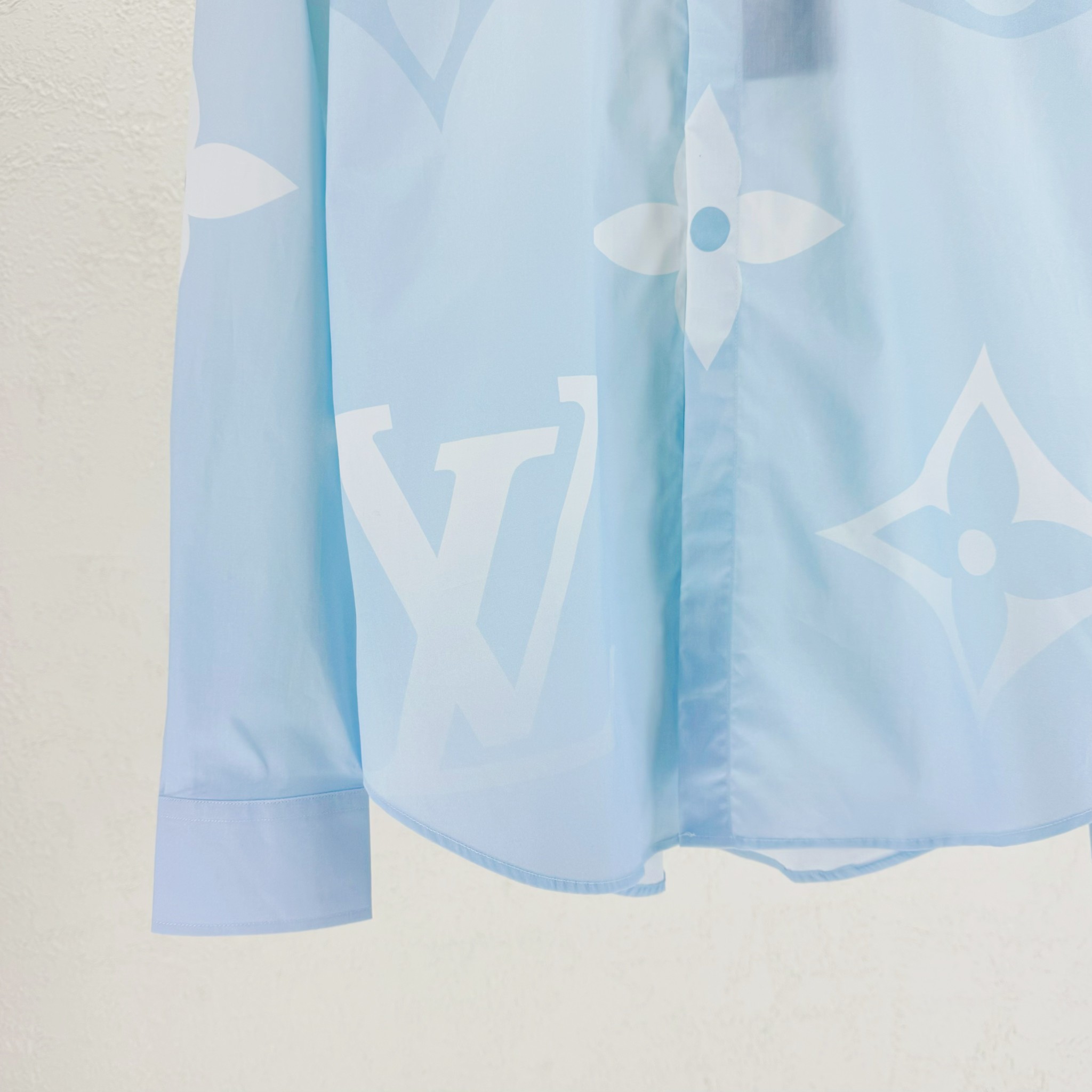 LV一比一長袖襯衫 淺藍Monogram壓花圖騰 商務修身百搭款｜歐美奢侈品精品推薦