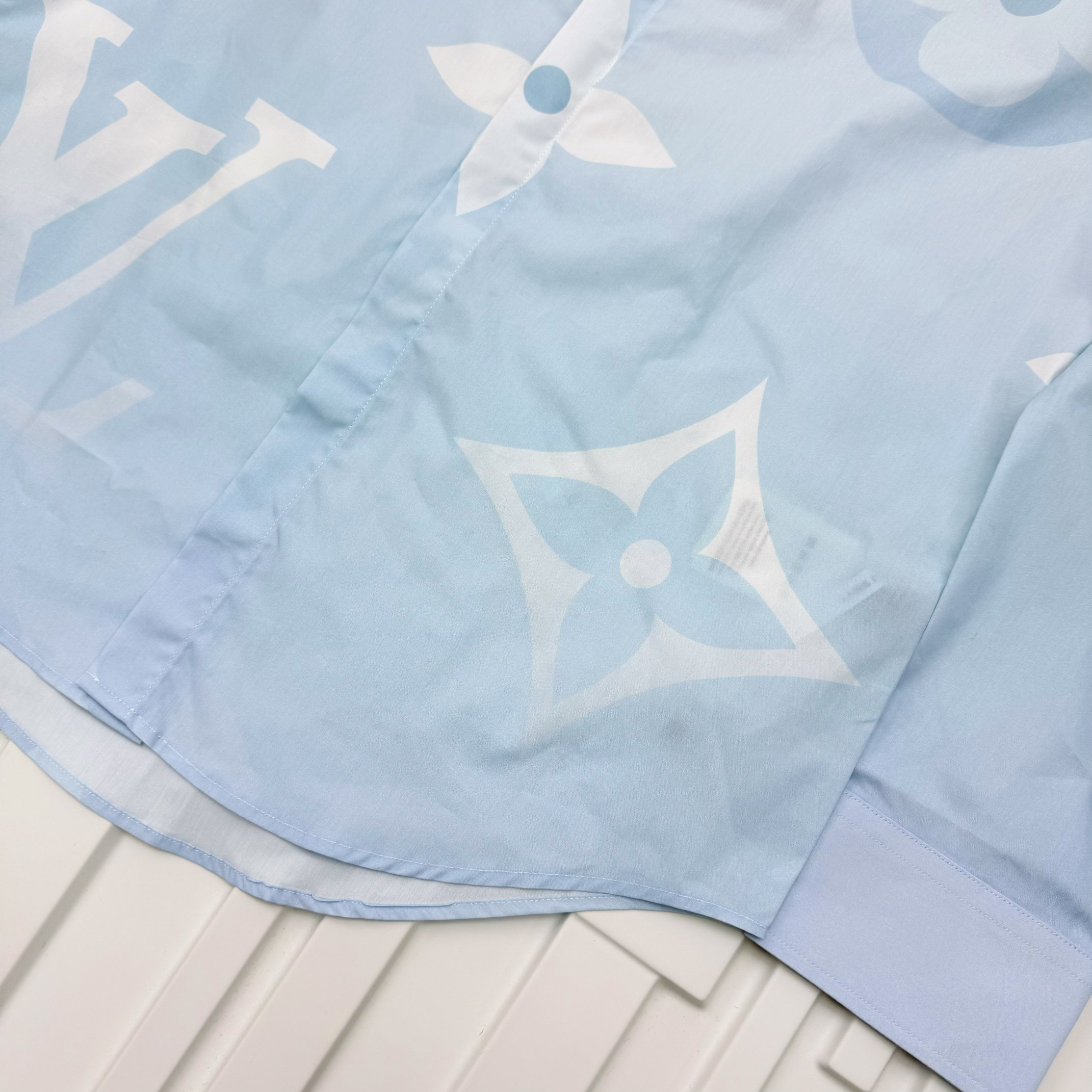 LV一比一長袖襯衫 淺藍Monogram壓花圖騰 商務修身百搭款｜歐美奢侈品精品推薦