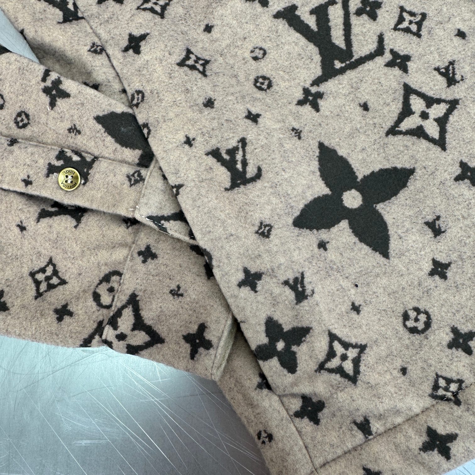 LV高仿羊毛襯衫 滿版Monogram復古設計 秋冬質感男裝｜歐美奢侈品精品推薦