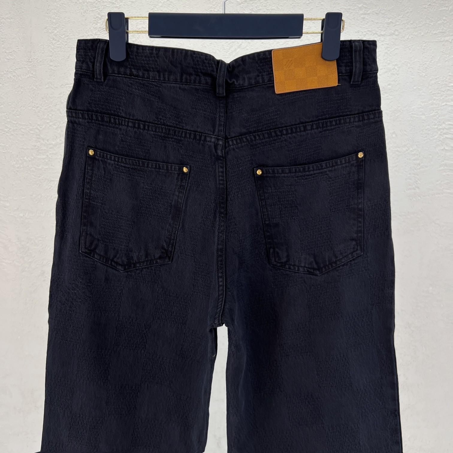 LV高仿深藍牛仔褲 棋盤格隱紋設計 歐美挺版褲型推薦｜歐美奢侈品精品推薦