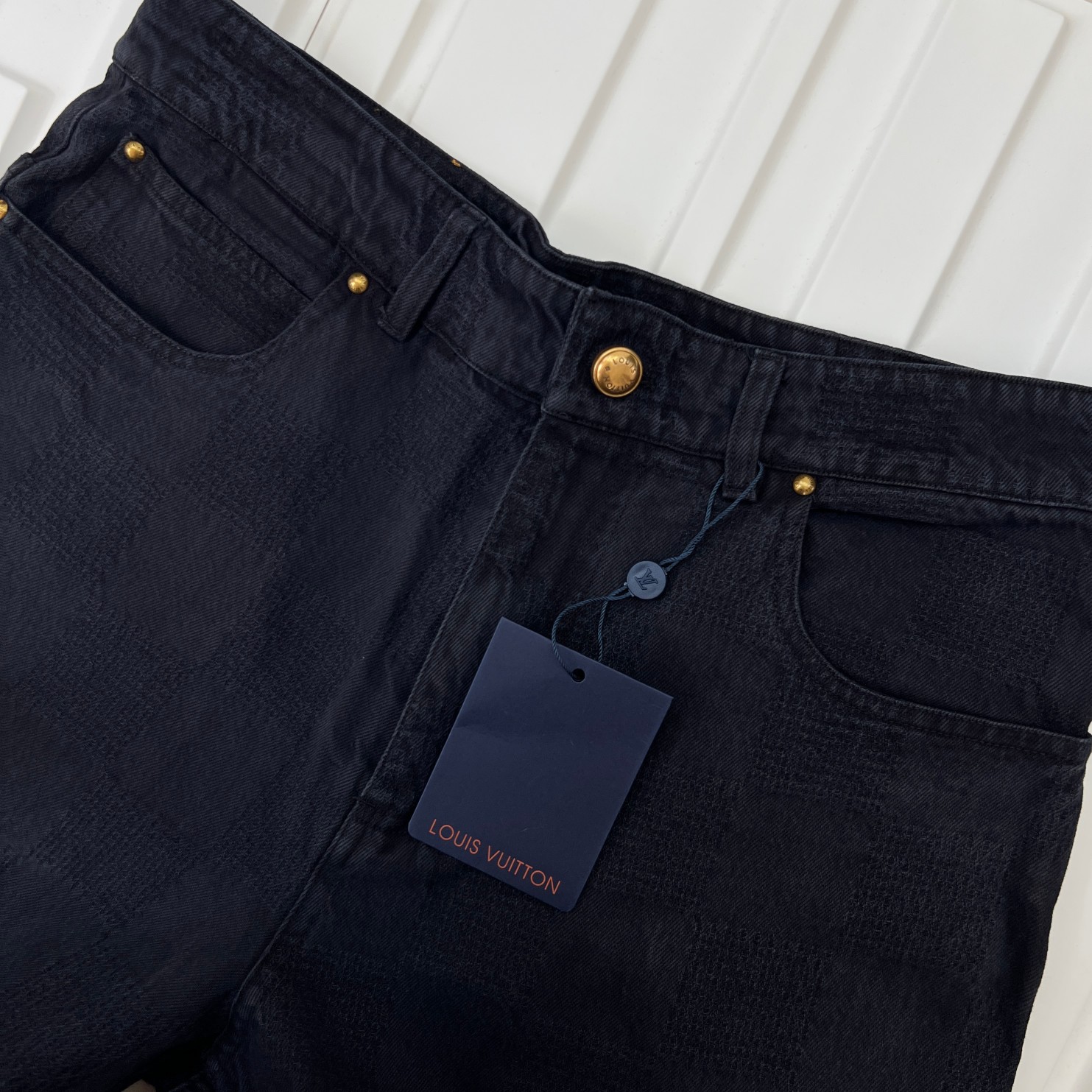 LV高仿深藍牛仔褲 棋盤格隱紋設計 歐美挺版褲型推薦｜歐美奢侈品精品推薦