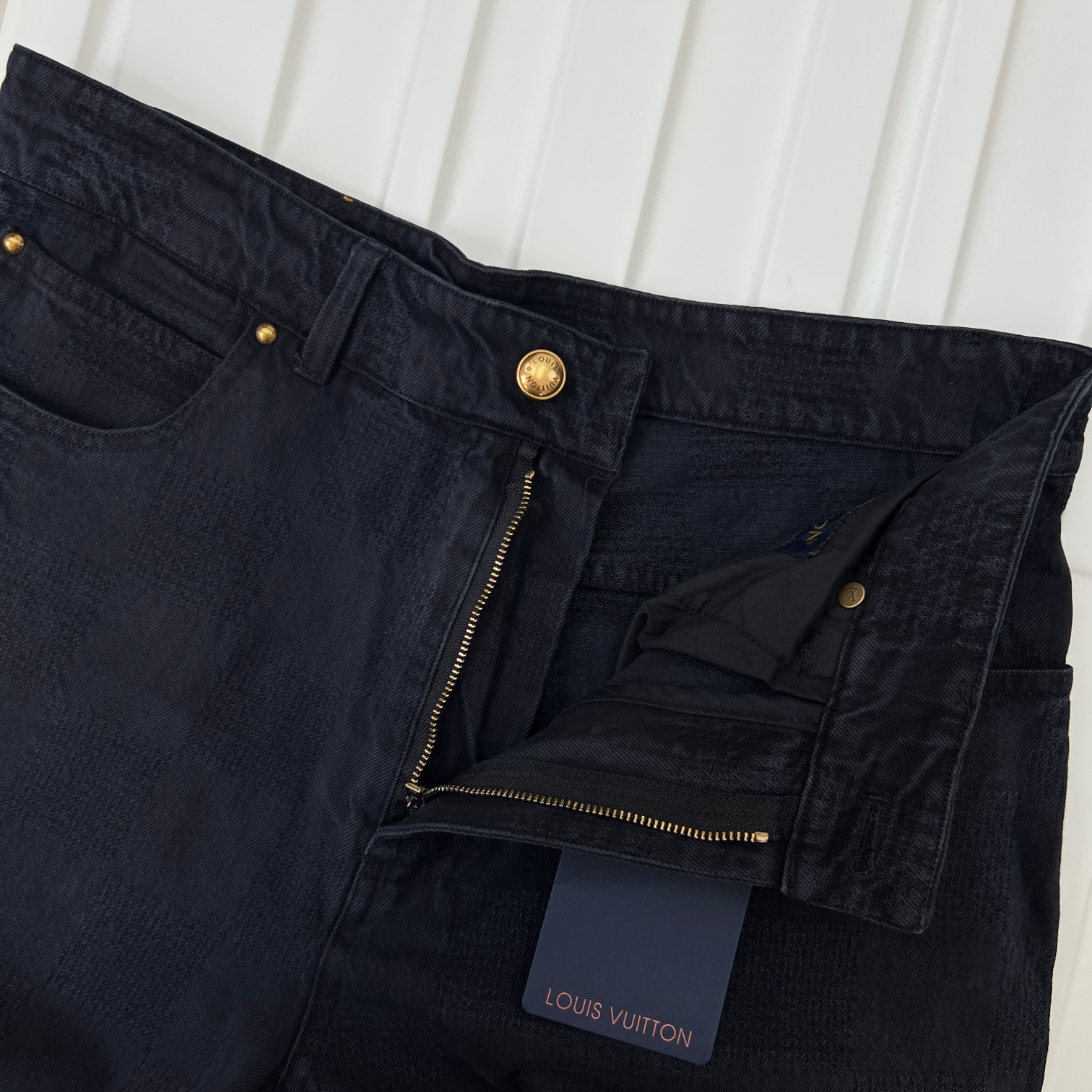 LV高仿深藍牛仔褲 棋盤格隱紋設計 歐美挺版褲型推薦｜歐美奢侈品精品推薦