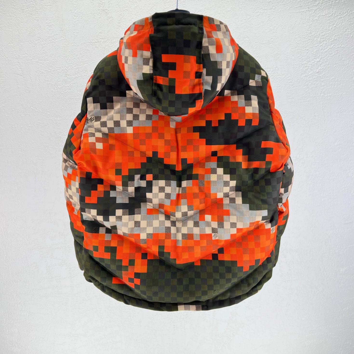 LV高仿羽絨外套 像素迷彩設計 街頭風厚實保暖款｜歐美奢侈品精品推薦