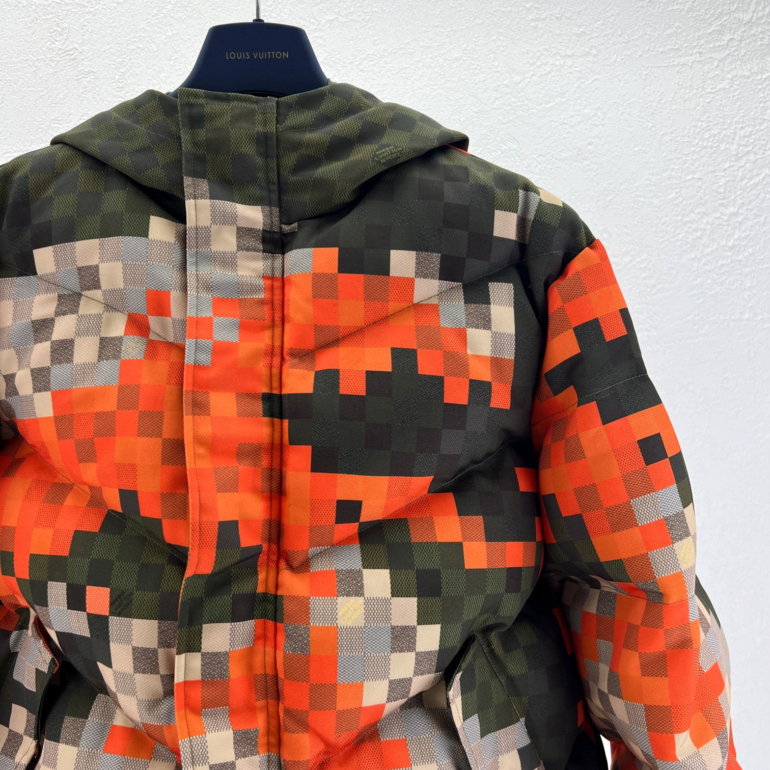 LV高仿羽絨外套 像素迷彩設計 街頭風厚實保暖款｜歐美奢侈品精品推薦