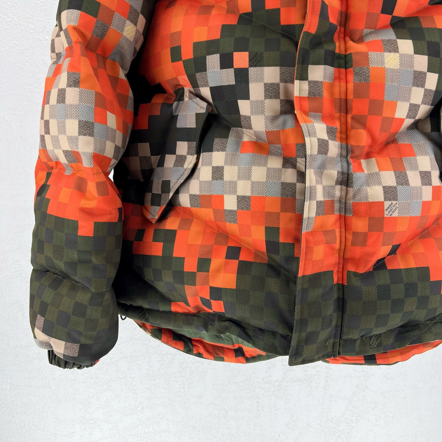 LV高仿羽絨外套 像素迷彩設計 街頭風厚實保暖款｜歐美奢侈品精品推薦