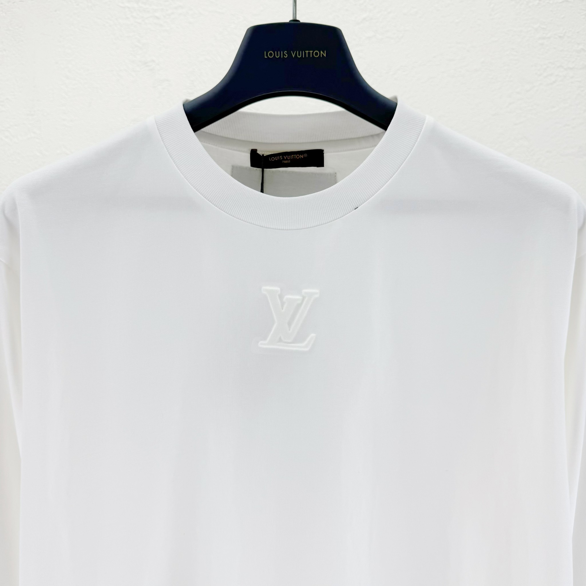 LV高仿白色長袖T恤 簡約壓紋LOGO設計款 修身百搭單品｜歐美奢侈品精品推薦