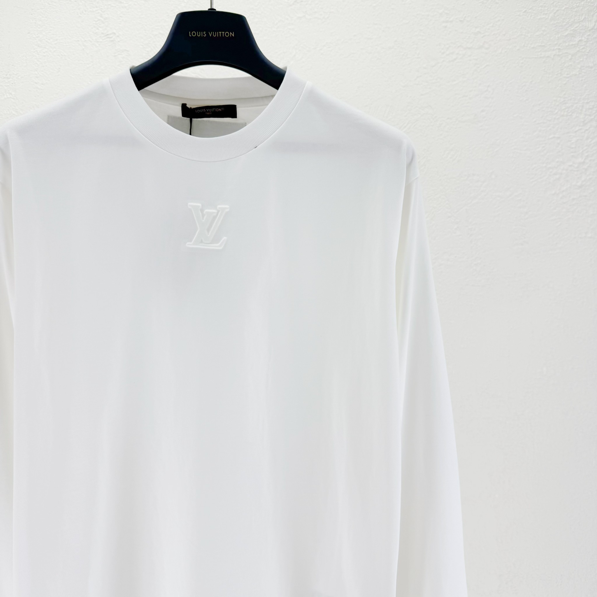 LV高仿白色長袖T恤 簡約壓紋LOGO設計款 修身百搭單品｜歐美奢侈品精品推薦