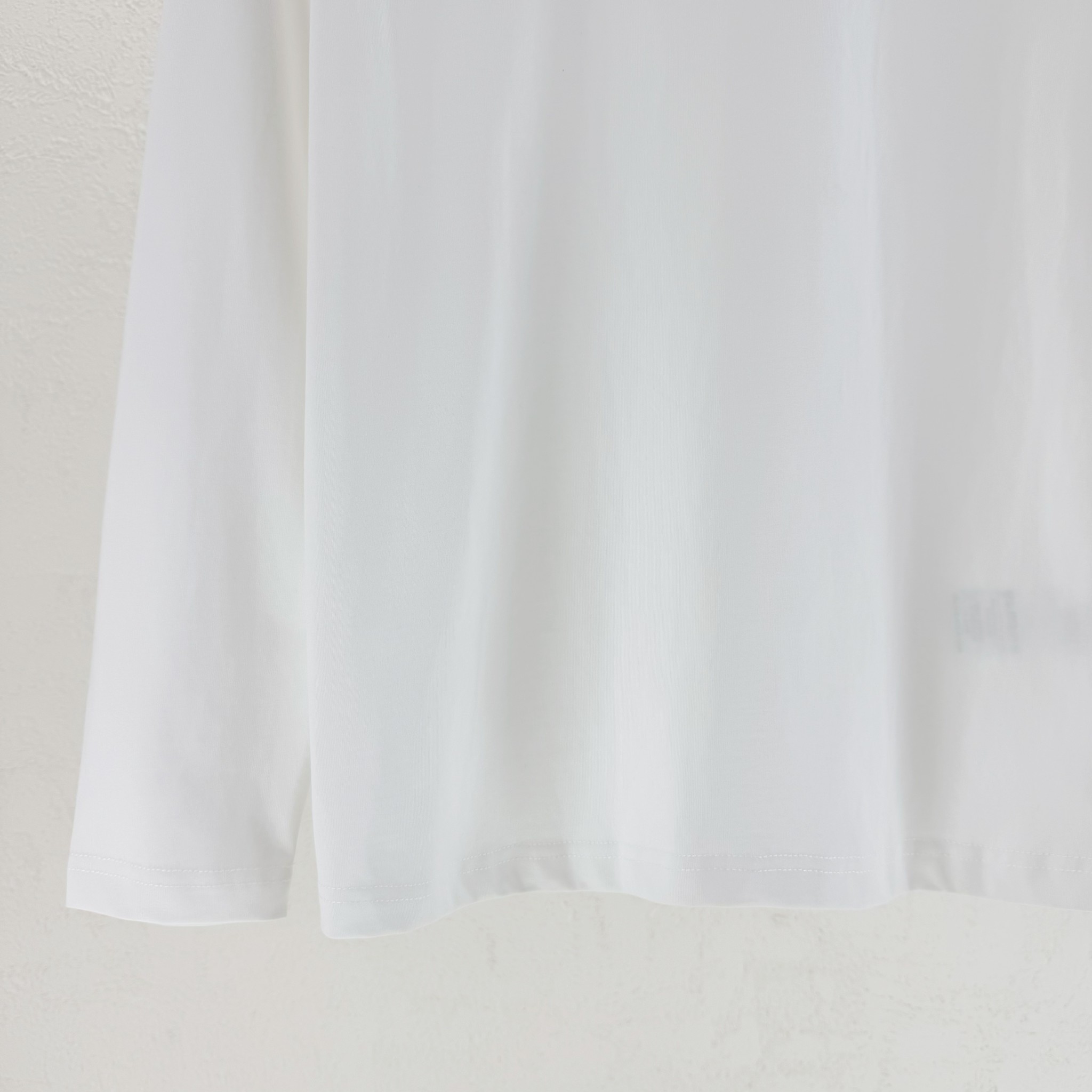 LV高仿白色長袖T恤 簡約壓紋LOGO設計款 修身百搭單品｜歐美奢侈品精品推薦