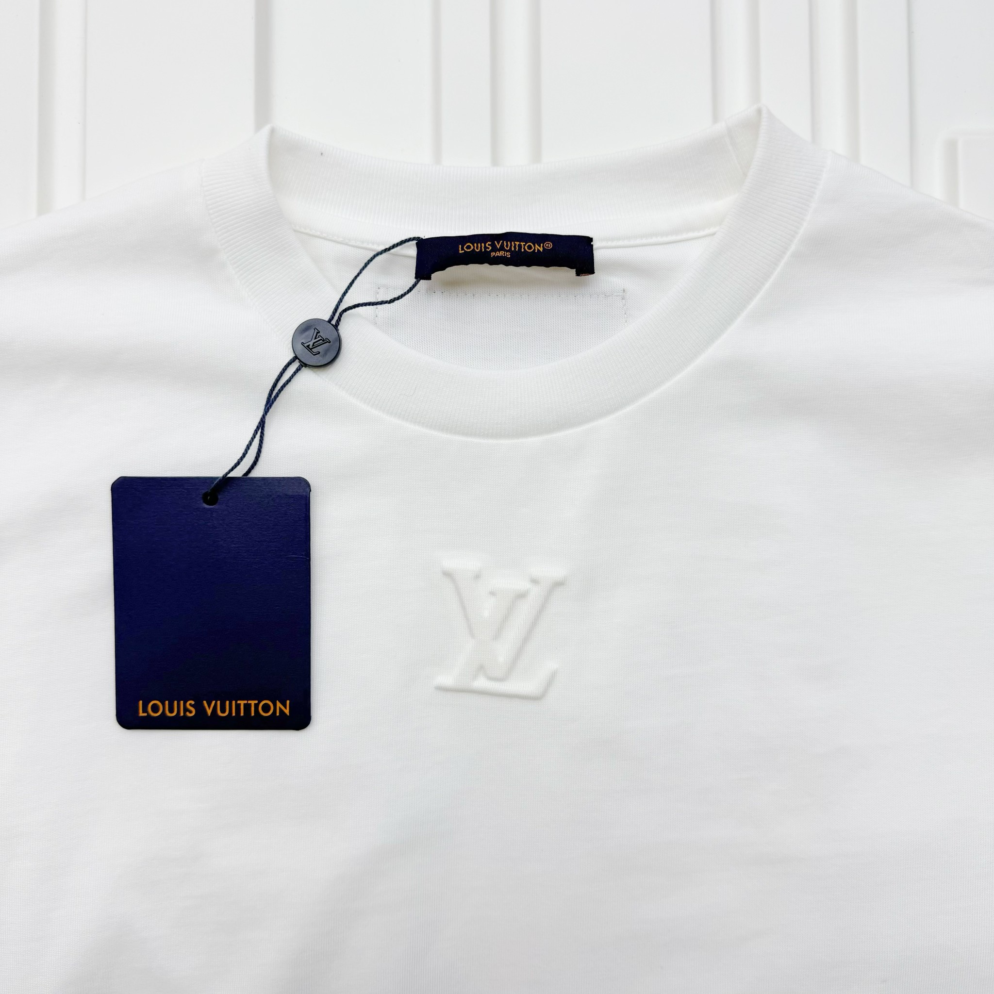 LV高仿白色長袖T恤 簡約壓紋LOGO設計款 修身百搭單品｜歐美奢侈品精品推薦