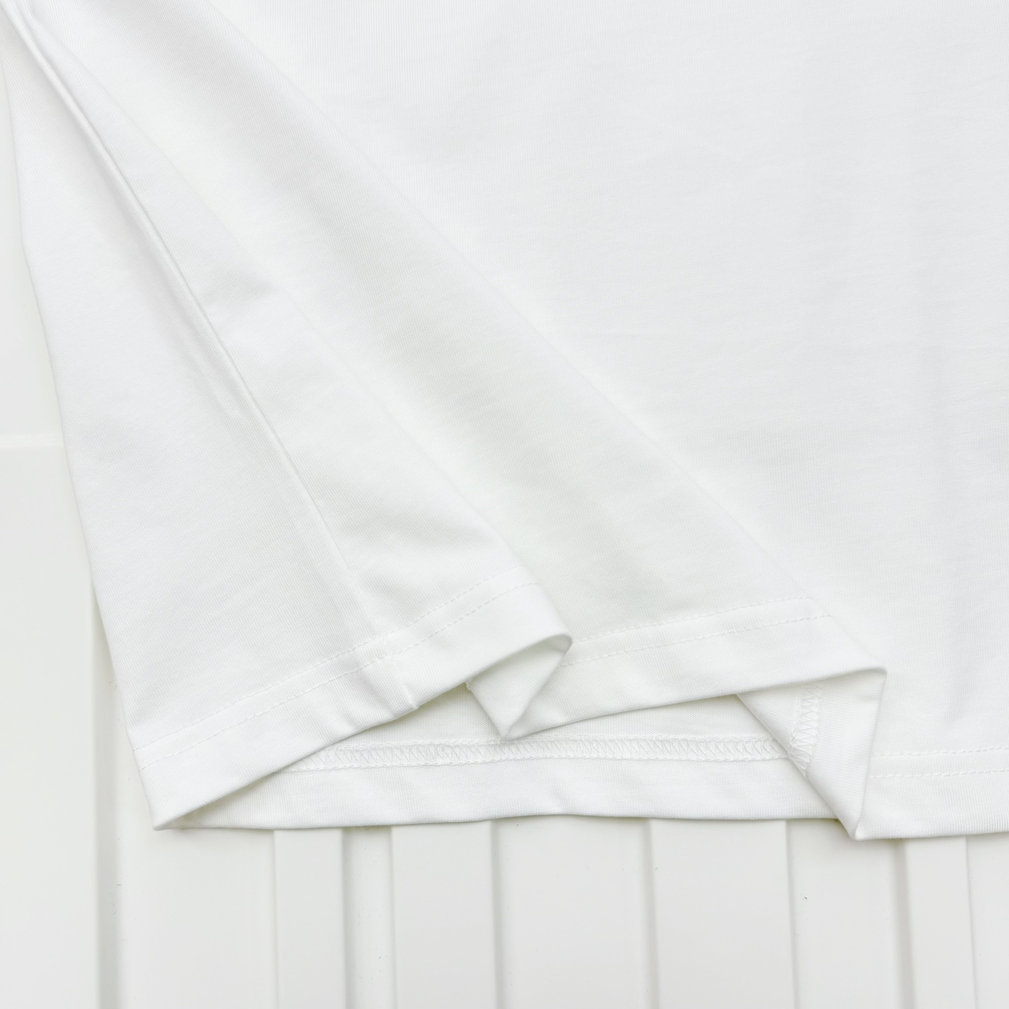 LV高仿白色長袖T恤 簡約壓紋LOGO設計款 修身百搭單品｜歐美奢侈品精品推薦