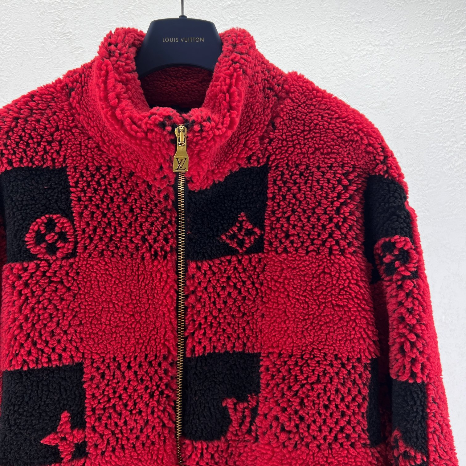 LV高仿羊羔絨外套 紅黑棋盤格拉鍊外套 秋冬撞色保暖款｜歐美奢侈品精品推薦