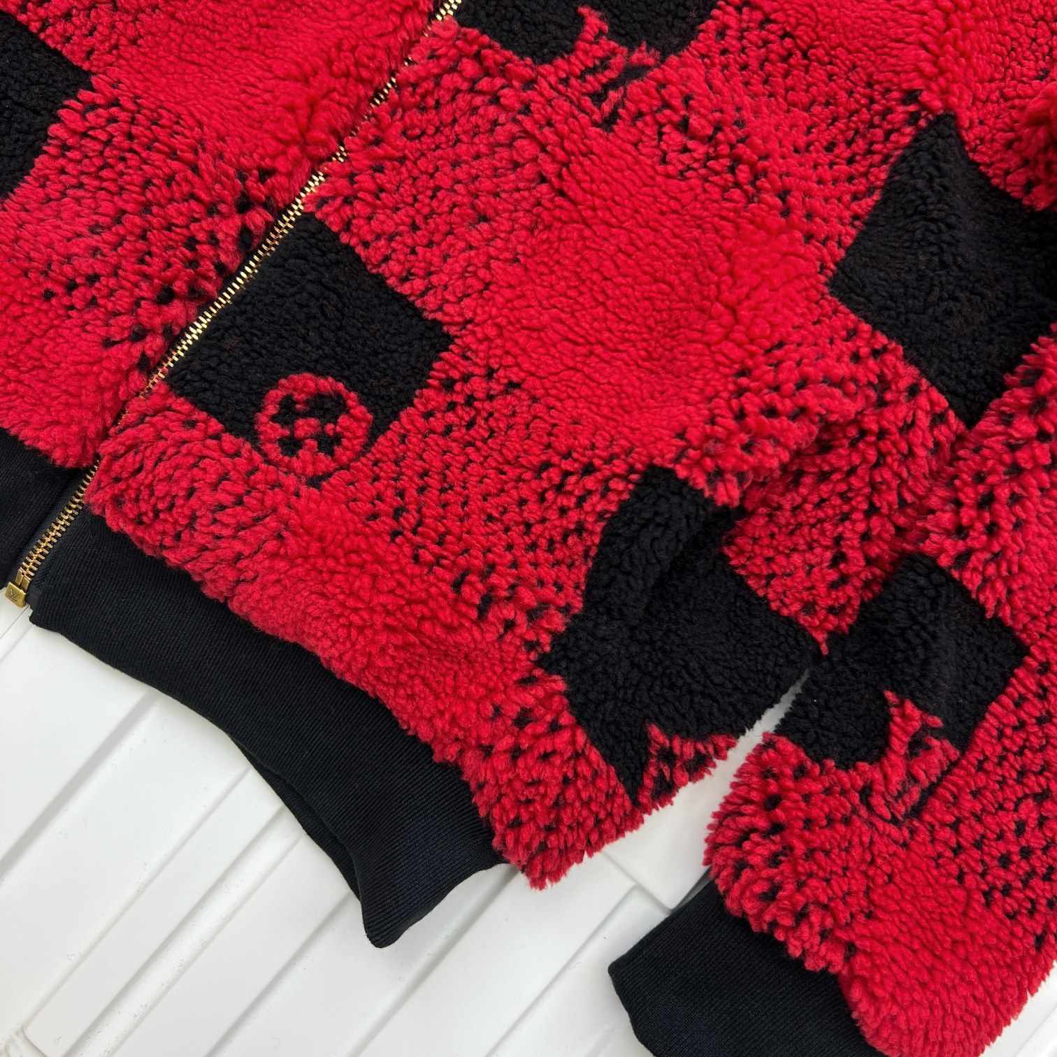 LV高仿羊羔絨外套 紅黑棋盤格拉鍊外套 秋冬撞色保暖款｜歐美奢侈品精品推薦