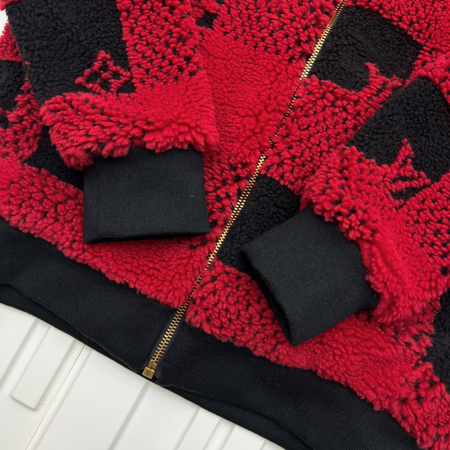 LV高仿羊羔絨外套 紅黑棋盤格拉鍊外套 秋冬撞色保暖款｜歐美奢侈品精品推薦