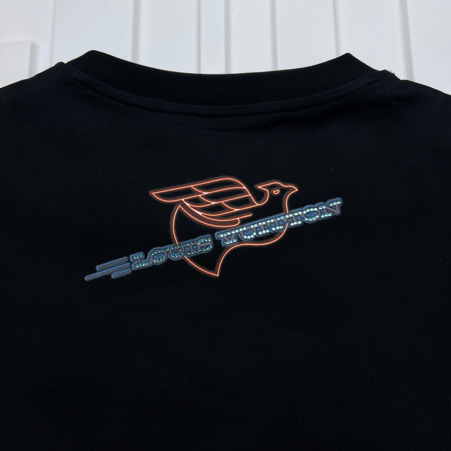 LV高仿T恤 Motel霓虹印花設計款 黑色潮流短袖百搭上衣｜歐美奢侈品精品推薦