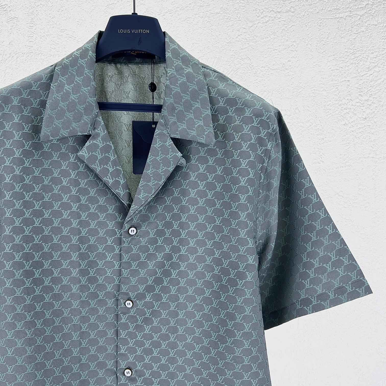 LV高仿短袖襯衫 Monogram小花灰綠色開領設計 寬鬆輕薄款|超A仿原單精品圖片 14 LV高仿短袖襯衫 Monogram小花灰綠色開領設計 寬鬆輕薄款|歐美奢侈品精品推薦
