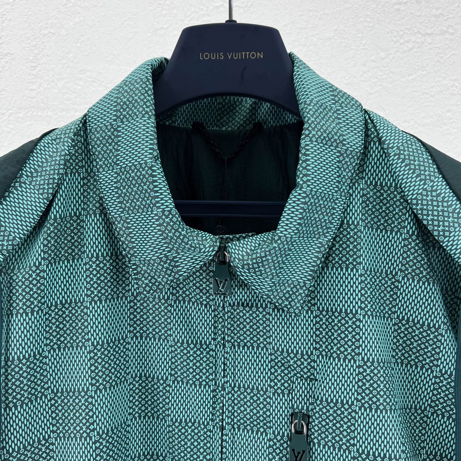 LV高仿綠色連帽外套 棋盤格暗紋設計 立體剪裁輕量機能款｜歐美奢侈品精品推薦