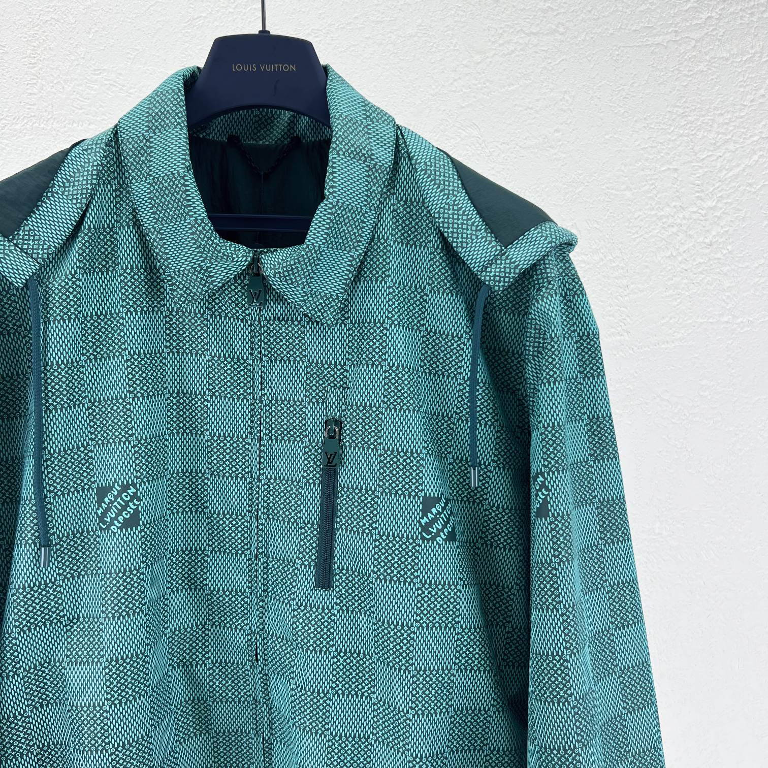 LV高仿綠色連帽外套 棋盤格暗紋設計 立體剪裁輕量機能款｜歐美奢侈品精品推薦