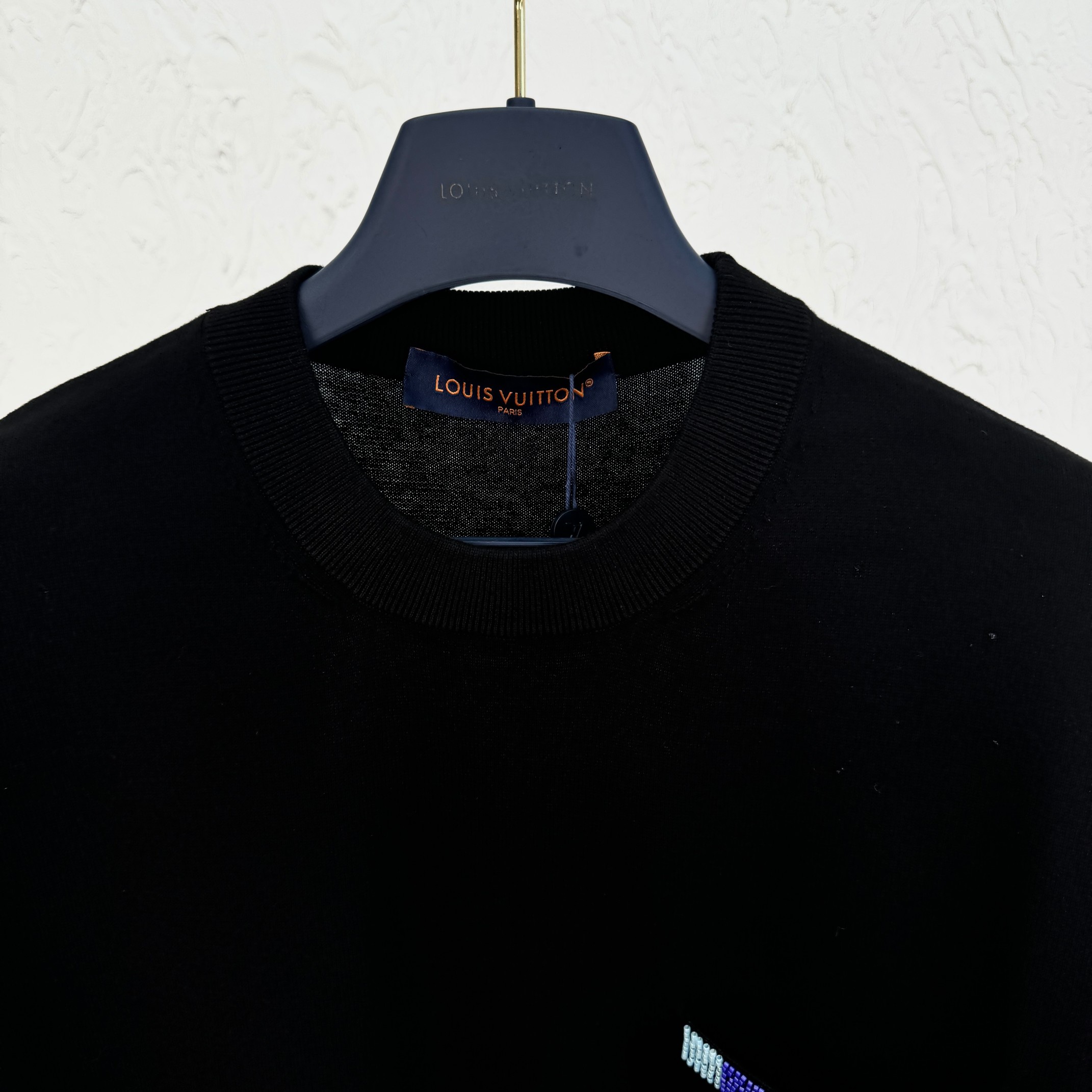 LV高仿黑色T恤 刺繡標語小口袋設計 夏季經典簡約款|超A仿原單精品圖片 14 LV高仿黑色T恤 刺繡標語小口袋設計 夏季經典簡約款|歐美奢侈品精品推薦