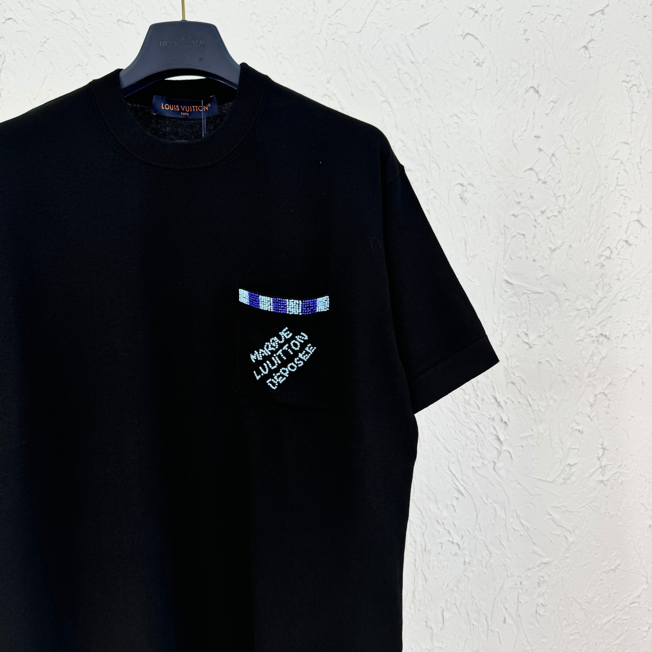 LV高仿黑色T恤 刺繡標語小口袋設計 夏季經典簡約款｜歐美奢侈品精品推薦