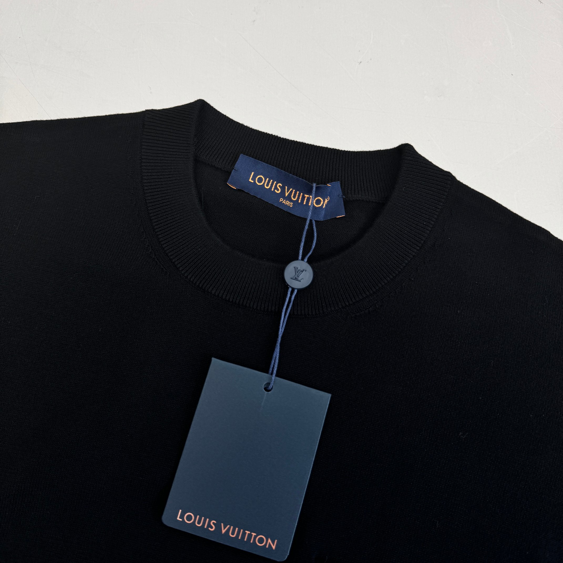 LV高仿黑色T恤 刺繡標語小口袋設計 夏季經典簡約款｜歐美奢侈品精品推薦