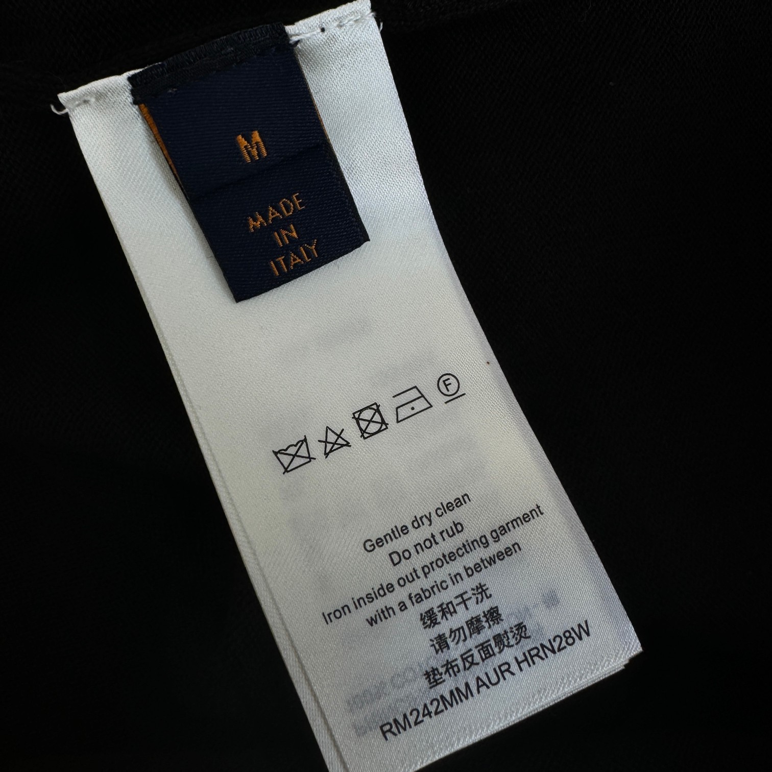 LV高仿黑色T恤 刺繡標語小口袋設計 夏季經典簡約款｜歐美奢侈品精品推薦