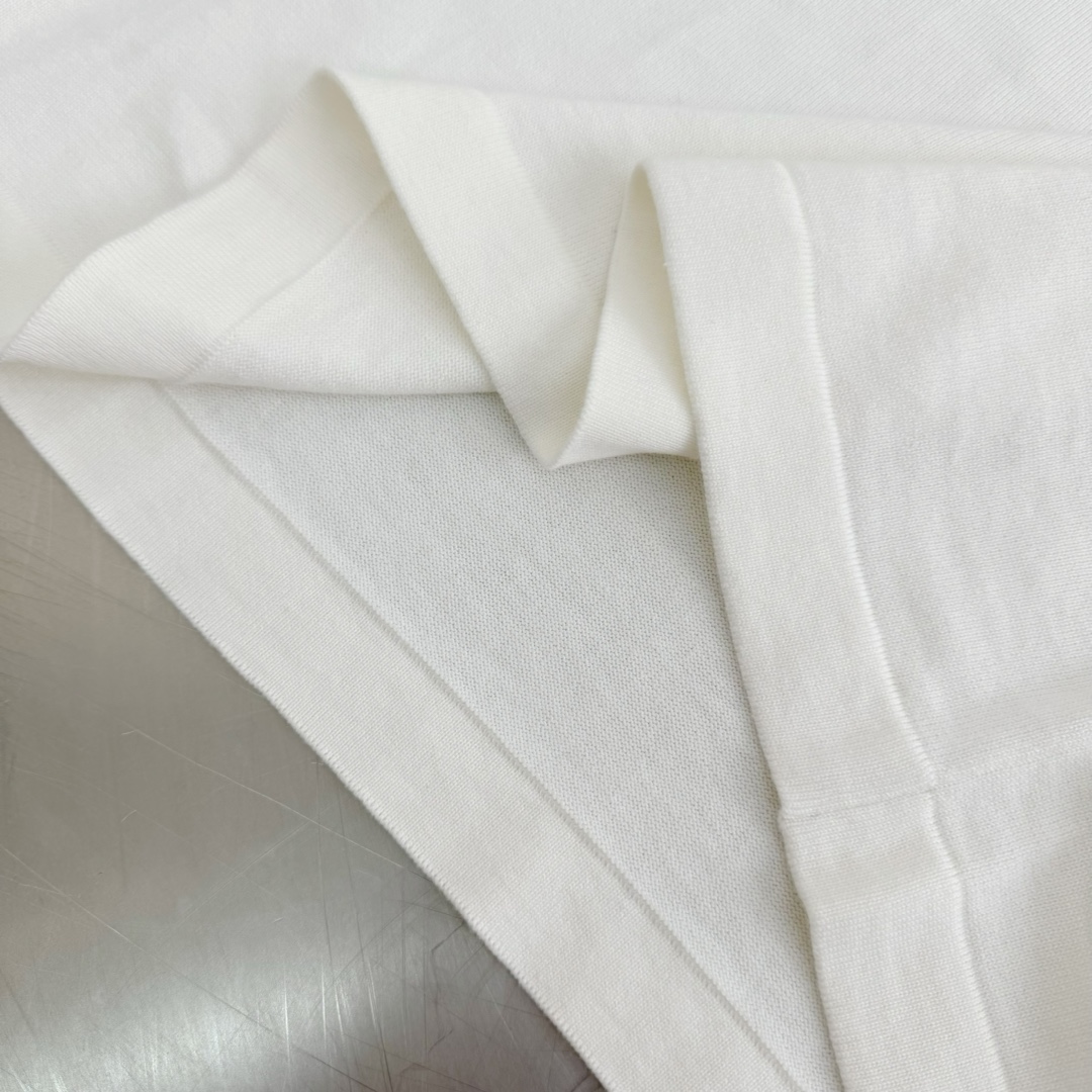 LV高仿白色短袖T恤簡約滿印袖口LOGO款｜歐美奢侈品精品推薦