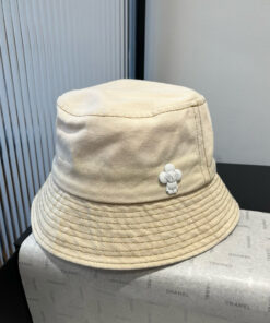 LV 一比一米色素面漁夫帽 小花徽章設計百搭款