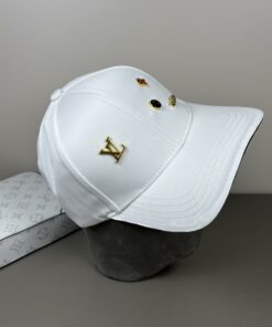 LV 高仿白色棒球帽 金屬飾針徽章點綴款
