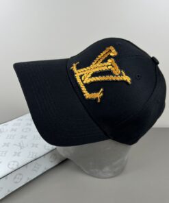 LV 一比一黑底金繡棒球帽 鉤織字母細節 潮流亮點單品
