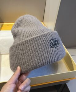 LV 一比一毛線毛帽 心形刺繡款 柔灰色質感百搭風