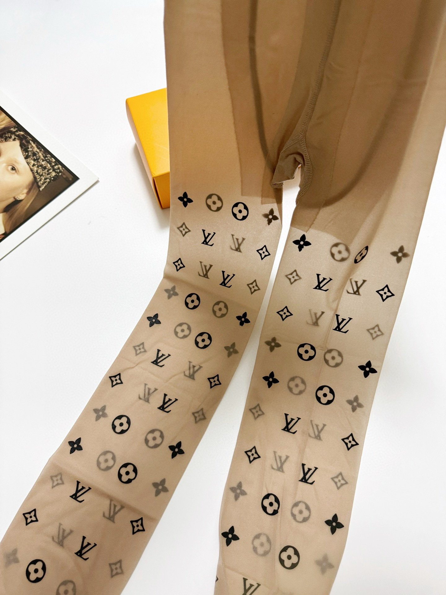 LV A貨膚色滿版絲襪老花圖樣 顯白顯瘦透膚設計春夏穿搭必備｜歐美奢侈品精品推薦