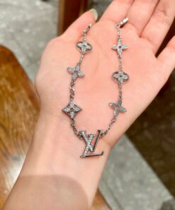 LV 一比一滿鑽花卉Logo項鍊 華麗設計百搭款