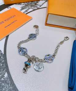 LV 高仿銀鍊手鍊 多吊飾藍標識拼接設計款