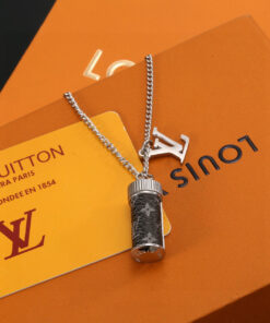 LV 原單 膠囊吊墜項鍊 金屬質感品牌字樣設計