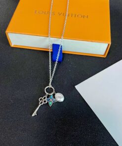 LV 原單吊飾鑰匙項鍊 貝珠蝶影多層組合設計