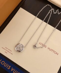 LV 一比一銀色圓牌項鍊 鑲鑽花飾吊墜設計感